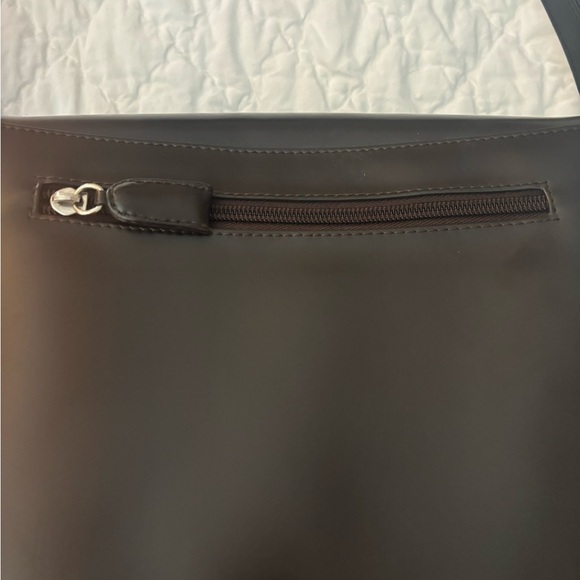 Camera bag style crossbody bag by Carlyle - Picture 4 of 9